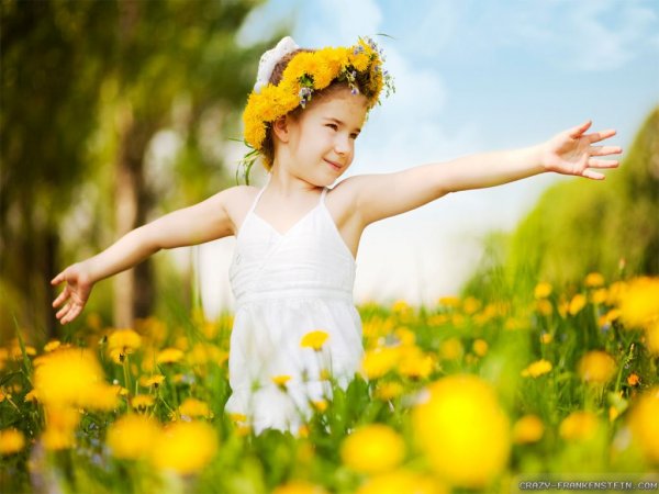 little-girl-flower-crown-hd-wallpaper-16962
