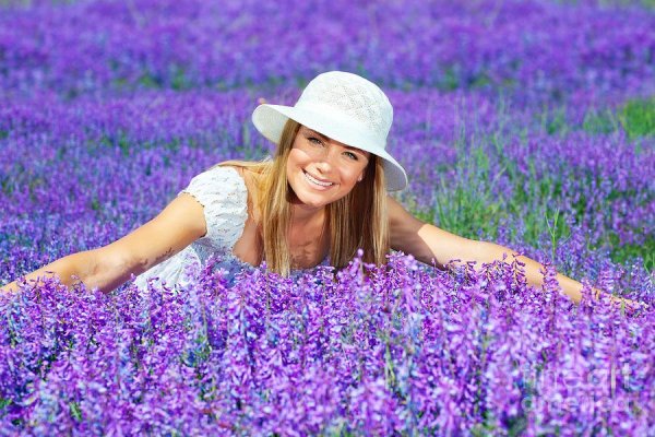 pretty-woman-on-lavender-field-anna-omelchenko