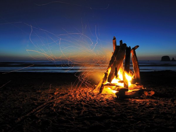 beach-campfire-night-1920x1440