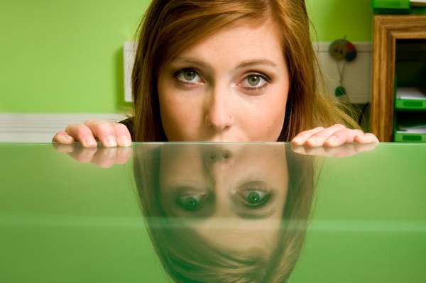 woman_cubicle_hungry