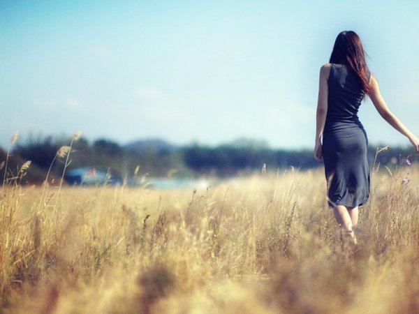 brunettes_women_landscapes_dress_alone_fields_1680x1050_wallpaper_Wallpaper_800x600_www.wall321.com