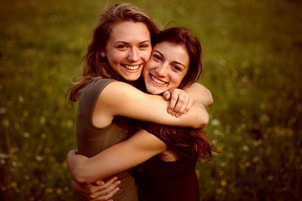 friends-hugging