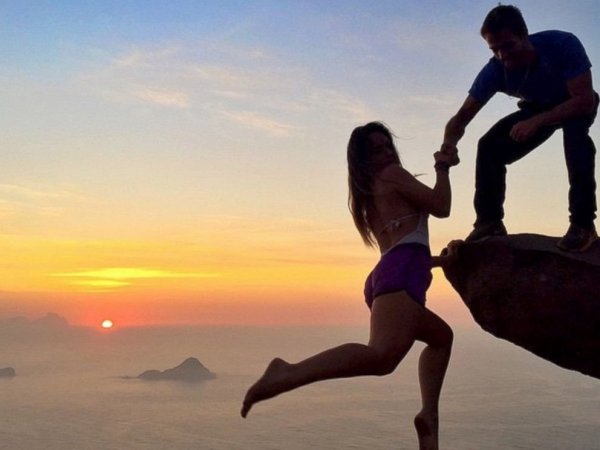 cliff_hanging_couple