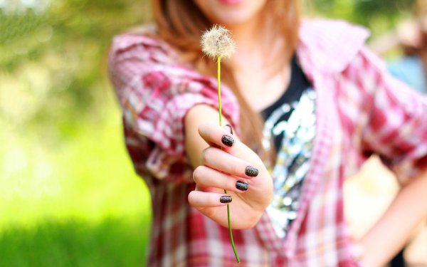 girl-with-dandelion