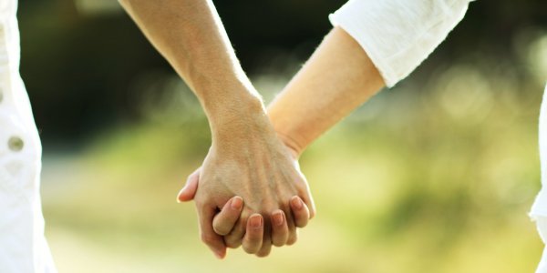 COUPLE-HANDS