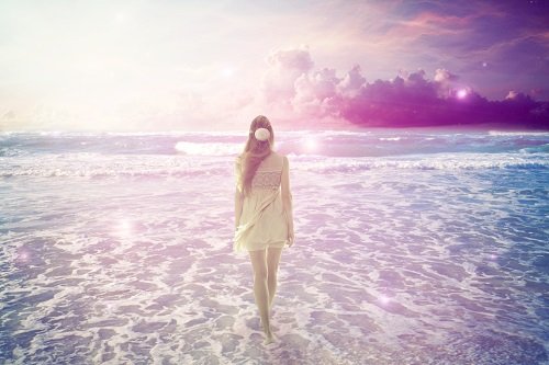Woman-beach-dreamy
