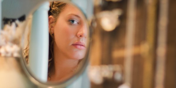 girl-looking-in-mirror