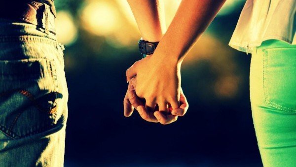 love-couple-holding-hands-hd-wallpaper_783296470