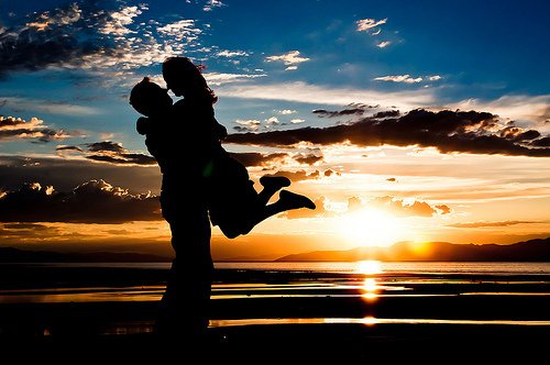 beach-couple-kiss-sunset