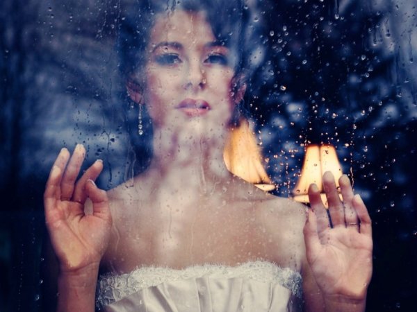 brunettes_women_rain